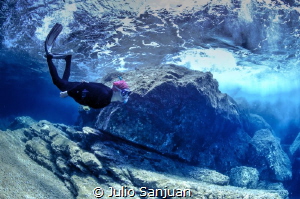 Diver under the wave by Julio Sanjuan 